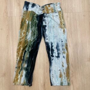 Hands to Hearts tie dye cropped leggings Size Large